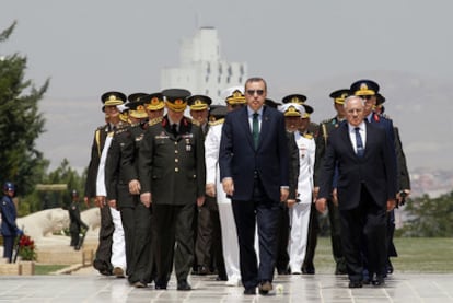Erdogan, flanqueado por la cúpula militar, visita el mausoleo de Atatürk horas antes del comienzo del cónclave castrense, el pasado domingo.