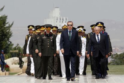 Erdogan, flanqueado por la cúpula militar, visita el mausoleo de Atatürk horas antes del comienzo del cónclave castrense, el pasado domingo.