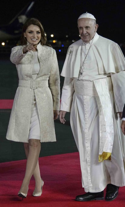 La primera dama Angélica Rivera acudió a la recepción del Papa con un vestido blanco y un abrigo color marfil del diseñador Benito Santos.