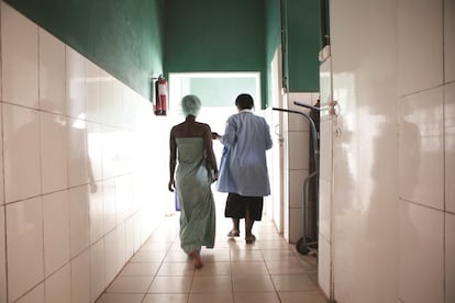 Una enfermera acompaña a Yvonne al quirófano en Gitega (Burundi). Una semana después de la cirugía, tendrá que empezar unos ejercicios diarios de rehabilitación, para recuperar el control muscular. La curación completa requiere un régimen muy estricto de cuidados posoperatorios, que pueden durar hasta seis meses.