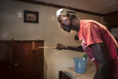 Albury Mdiaye, de 38 años, barniza las puertas de las 25 habitaciones del barco. Lleva desde 2006 como plantilla del Bou el Mogdad y alaba la belleza del recorrido. “Suelen llenarse todas”, afirma mientras da brochazos de rodillas. 
 
