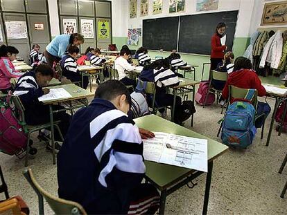 Alumnos de un colegio de Valencia pasan una prueba de matemáticas y lengua.