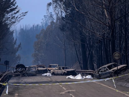 Cuerpos de víctimas del incendio de Pedrógão Grande, en junio de 2017, junto a los coches calcinados en los que intentaban huir por la carretera N236-1 de la peor catástrofe forestal vivida en Portugal.