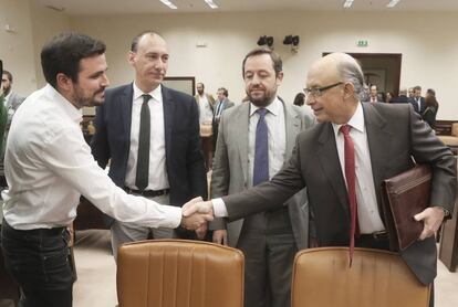 Crist&oacute;bal Montoro, ministro de Hacienda saluda al representante de Unidos Podemos, Alberto Garz&oacute;n