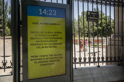 Un cartel en la puerta del Parque del Retiro en el que se puede leer un aviso por altas temperaturas. La Agencia Estatal de Meteorología publicó un decálogo para evitar problemas de salud durante una ola de calor, con algunos consejos como hidratarse mucho y evitar exponerse al sol en las horas centrales del día.