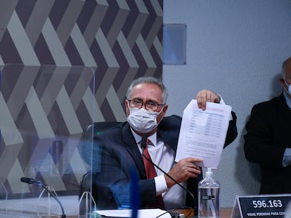 O relator da CPI da Pandemia, Renan Calheiros (MDB-AL), exibe documento sobre uma série de pagamentos efetuados e recebidos pelo empresário Otávio Fakhoury, que depôs à comissão no dia 30 de setembro.