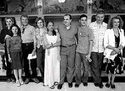 El equipo de La familia ayer en San Sebastián.