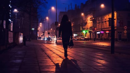 Una mujer camina por una calle, en una foto de archivo.