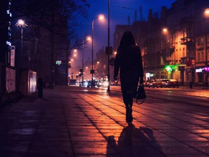 Una mujer camina por una calle, en una foto de archivo.