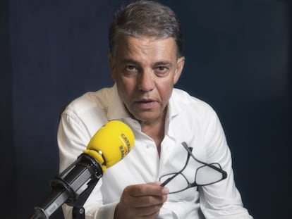 Joaquim Maria Puyal, fotografiat als estudis de Catalunya Ràdio el 2016.