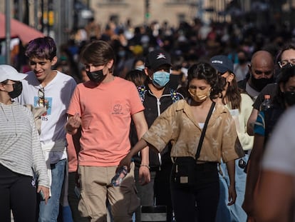 Varias personas caminan por el centro histórico de Ciudad de México (México), el pasado 25 de marzo.