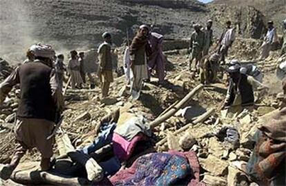 Los periodistas, invitados por los talibán, han comprobado que casi todas las viviendas de Kadam han quedado reducidas a escombros que despiden un terrible hedor. (AP)