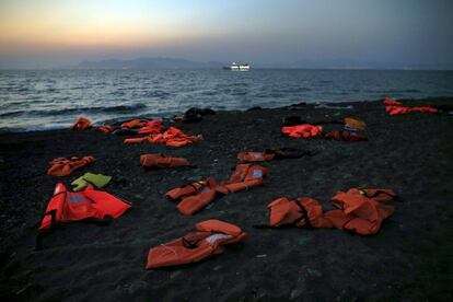 El drama de los refugiados que llegan a la costa griega suma cada día cientos de casos. En la imagen, chalecos salvavidas abandonados por los inmigrantes sirios en una playa de Kos.