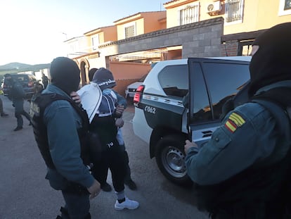 Agentes de la Guardia Civil acompañan a un detenido durante la última operación, del pasado 2 de marzo, en la que se investiga a Jesús Heredia, 'El Pantoja'.