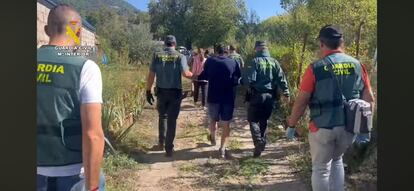 El hombre detenido por el crimen, en la finca de Ávila a la que llevó el cuerpo.