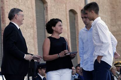 Mar&iacute;a Jesus S&agrave;ez, viuda del subinspector Blas G&aacute;mez, recoge junto a sus hijos de manos del presidente valenciano, Ximo Puig, la condecoraci&oacute;n de oro.