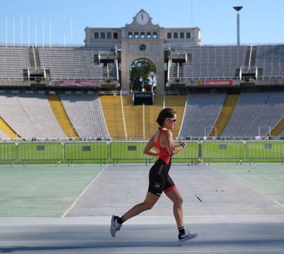 Una atleta recorre el circuit de l'estadi de Montjuïc.