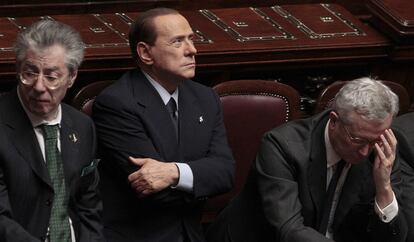 De izquierda a derecha, Umberto Bossi, Silvio Berlusconi y el ministro de Finanzas, Giulio Tremonti, ayer en la sesión del Parlamento.