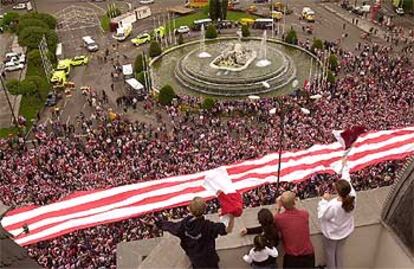 Los actos del centenario rojiblanco comenzaron con el despliegue de una bandera de 1.500 metros de longitud entre la plaza de Neptuno y el estadio Vicente Calderón. Más de 60.000 personas acudieron al acto.