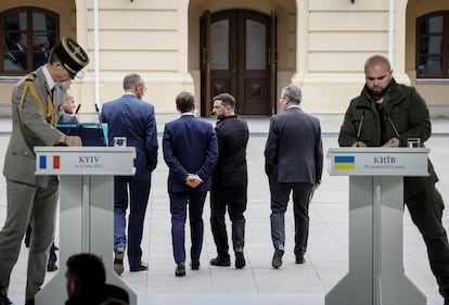 El presidente ucranio, Volodímir Zelenski, junto a Keir Starmer, Emmanuel Macron, Friedrich Merz y Donald Tusk, tras la rueda de prensa.