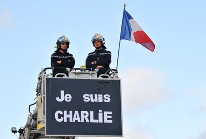 Los bomberos de la ciudad francesa de Clermont-Ferrand también apoyan la marcha contra el terrorismo de París con un cartel en apoyo a la revista 'Charlie Hebdo'.