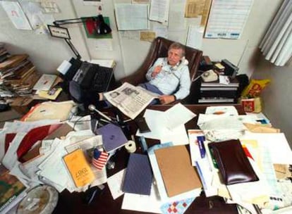 Harry Debelius, en su despacho del diario <i>The Times</i> en Madrid, en 1988.