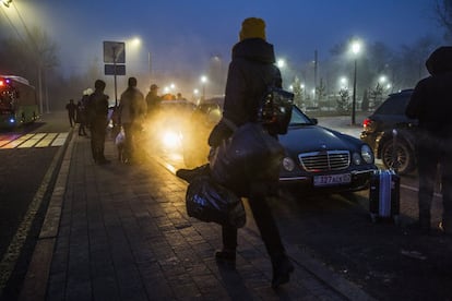 Varios pasajeros salen de la estación de tren de Almaty, al amanecer, en Kazajistán. El presidente del país, Kasim-Yomart Tokáyev, ha visitado el miércoles Almaty por primera vez desde el inicio de los disturbios, síntoma de que la situación parece definitivamente bajo control.