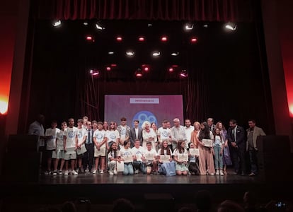 Los participantes en el programa de formación cinematográfica Salto del Eje reciben sus diplomas acreditativos tras la proyección de sus películas en el Festival de Cine Africano de Tarifa.