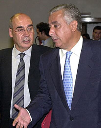 Javier Rojo y Javier Arenas, durante un encuentro en el Senado.