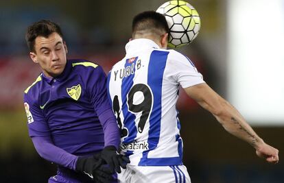 Juanpi y Yuri pugnan por el balón.