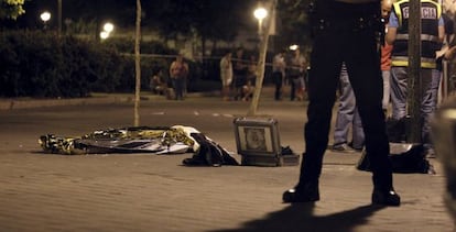 El cuerpo de Ramiro David M. V., de 20 años, yace frente al número 9 de la calle de Tánger, en Puente de Vallecas, en 2012.