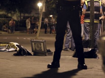 El cuerpo de Ramiro David M. V., de 20 a&ntilde;os, yace frente al n&uacute;mero 9 de la calle de T&aacute;nger, en Puente de Vallecas, en 2012.