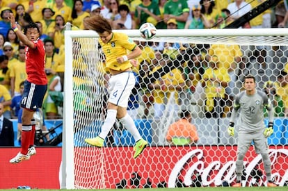 David Luiz tenta uma cabeçada.