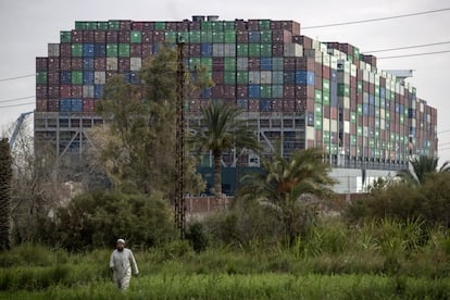 Contenedores del 'Ever Given' vistos desde una población cercana al canal de Suez, este domingo. El 'Ever Given', de 400 metros de eslora, 59 de manga y un tonelaje de 224.000 toneladas, según el comunicado de la Autoridad del Canal de Suez, se encuentra entre los buques portacontenedores más grandes del mundo.