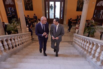 El presidente de la Junta de Andalucía, Juan Manuel Moreno, junto al alcalde de Sevilla, Antonio Muñoz, antes de su visita institucional al Ayuntamiento hispalense.