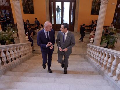 El presidente de la Junta de Andalucía, Juan Manuel Moreno, junto al alcalde de Sevilla, Antonio Muñoz, antes de su visita institucional al Ayuntamiento hispalense.