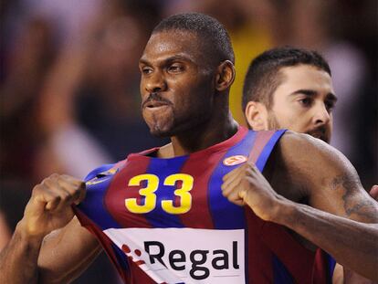 Mickeal celebra el triunfo del Barcelona. Detras de él, Navarro.