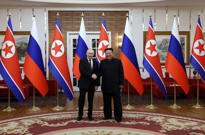 Vladímir Putin (a la izquierda) y Kim Jong-un posan para los medios gráficos durante el encuentro en Pyongyang, este miércoles.