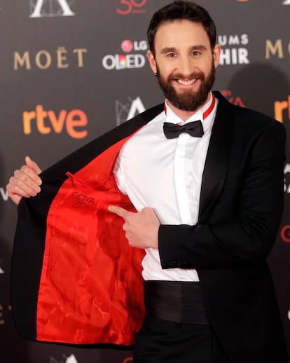 Dani Rovira, conductor de la gala, se atrevió con pequeños toques de rojo para romper la sobriedad del negro. Su esmoquin es de Roberto Verino y los zapatos de Scalpers.