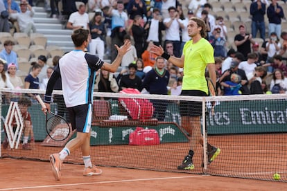 Gigante y Tsitsipas se saludan tras el partido.