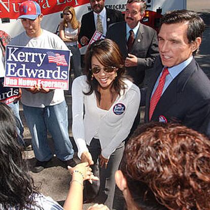La actriz hispana Eva Longoria hace campaña por Kerry en Denver (Colorado).