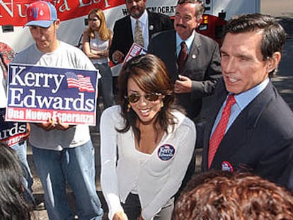 La actriz hispana Eva Longoria hace campaña por Kerry en Denver (Colorado).