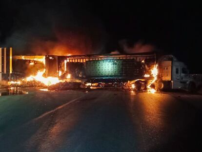 Un camión incendiado bloquea una carretera en Zacatecas tras el intento de fuga del Cefereso de Cieneguillas, el 4 de diciembre de 2022.