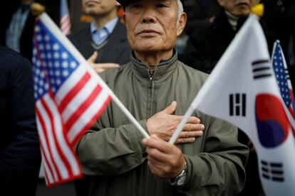 Manifestantes muestran su apoyo a Trump durante una marcha en Seúl (Corea del Sur), el 6 de noviembre de 2017, días antes de la visita del presidente americano al país.