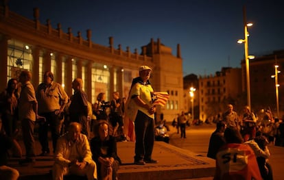 Una multitud se acerca a la manifestación convocada en Plaza España de Barcelona.