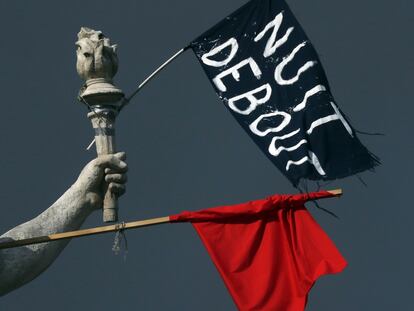 Bandera de Nuit Debout en la plaza de la République de París, epicentro de las protestas del movimiento.