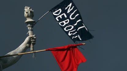 Bandera de Nuit Debout en la plaza de la République de París, epicentro de las protestas del movimiento.