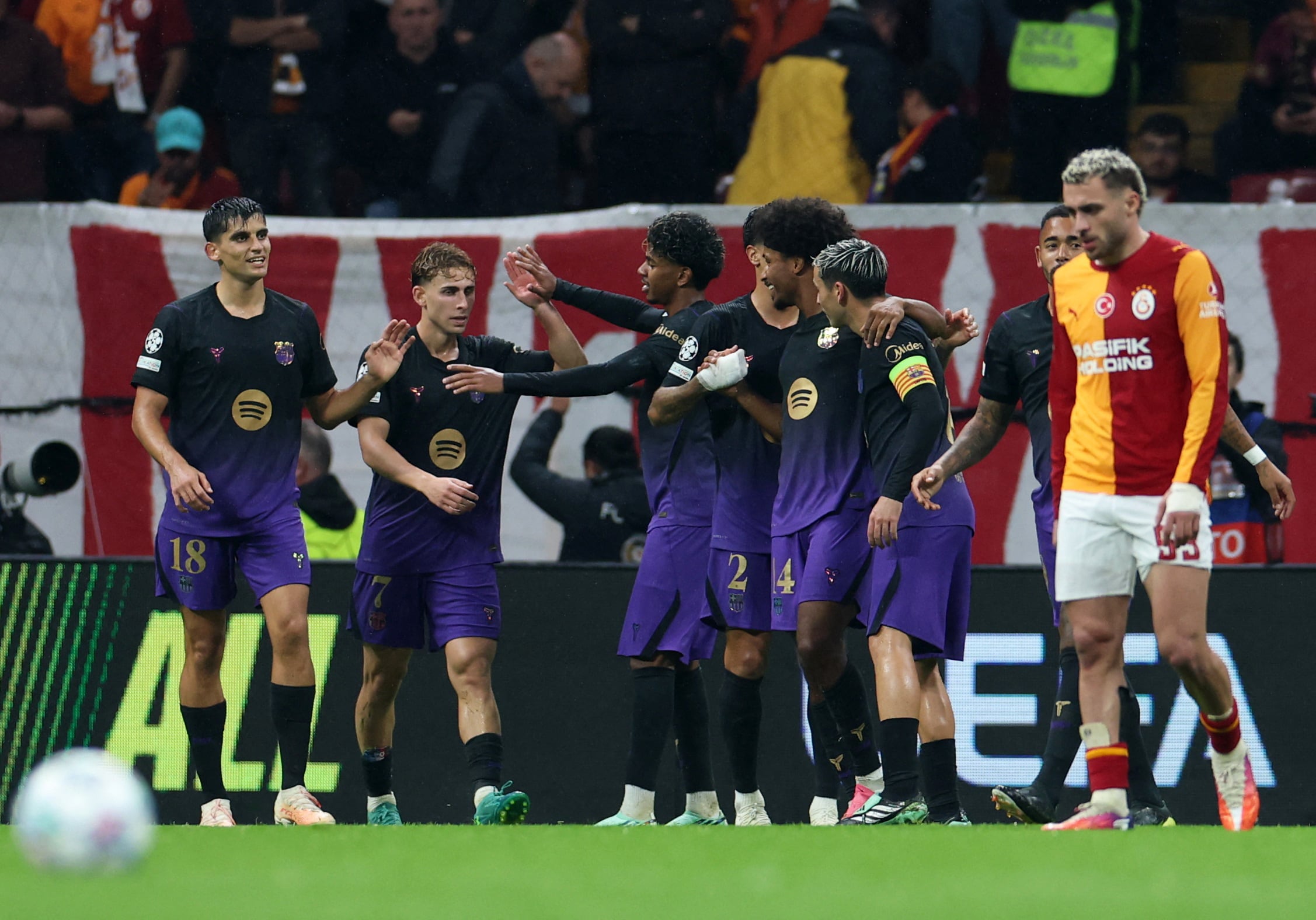 Galatasaray - Barcelona en directo | El Barcelona remonta y golea al Galatasaray en Estambul