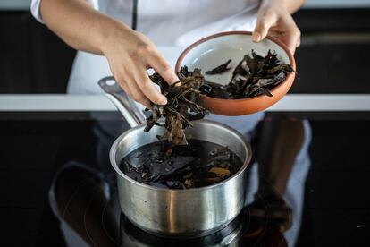 Una infusión de hojas de alcachofa preparada en el Basque Culinary Center de San Sebastián.