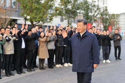 El presidente chino, Xi Jinping, el 29 de noviembre en una visita a una comunidad de viviendas de alquiler subsidiadas por su Gobierno en Shanghái.